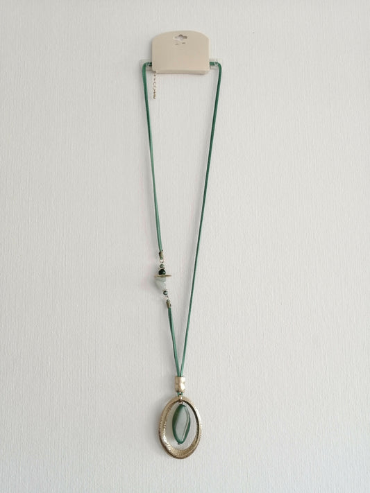 Collar largo color verde 48 cm.