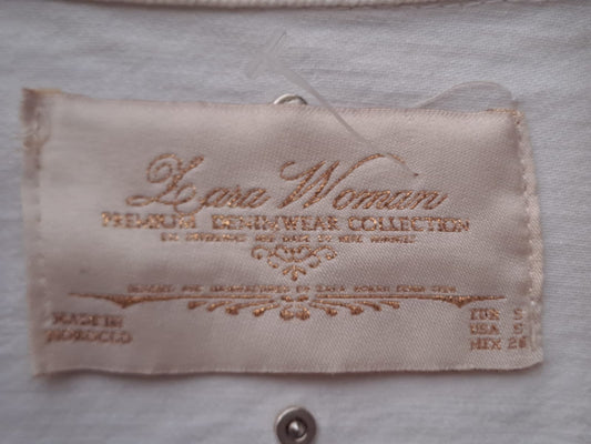 Vaquera de mezclilla blanca con tachas Marca zara Talla S