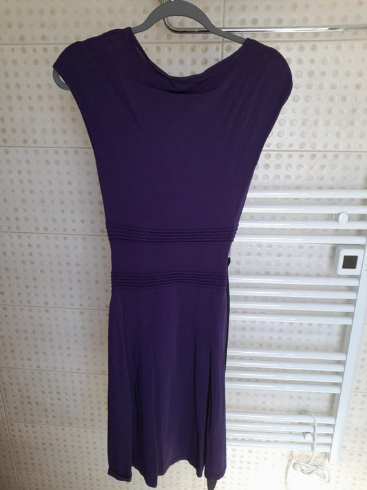 Vestido Carolina Herrera   Talla S  Morado. Talle alto con cinta tipo cinturón negro 