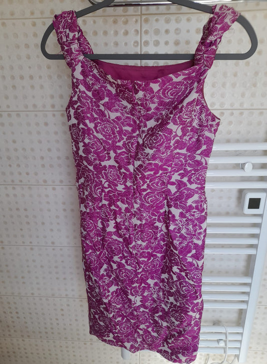 Vestido Carolina Herrera   Talla S  Fucsia tipo bordado, con fondo blanco 