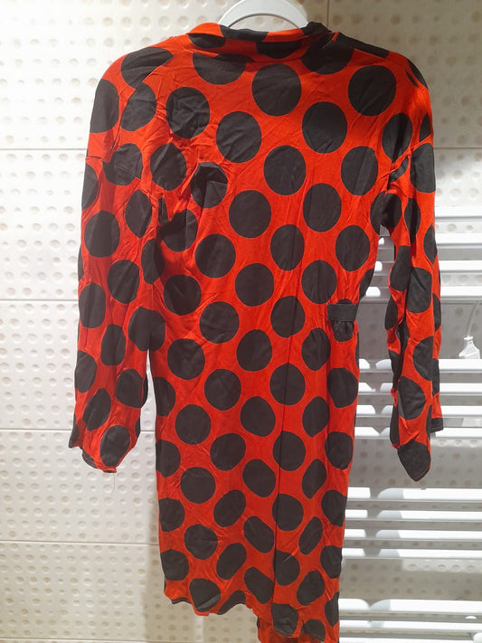 Vestido Zara  Talla S   Color rojo con pepas negras 