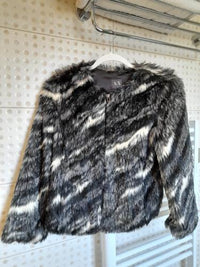 Abrigo  Marca Armani  Talla S pelo sintético,tipo animal print escala de grises. Uso una sola temporada, por cambio de talla. 