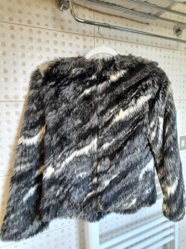 Abrigo  Marca Armani  Talla S pelo sintético,tipo animal print escala de grises. Uso una sola temporada, por cambio de talla. 