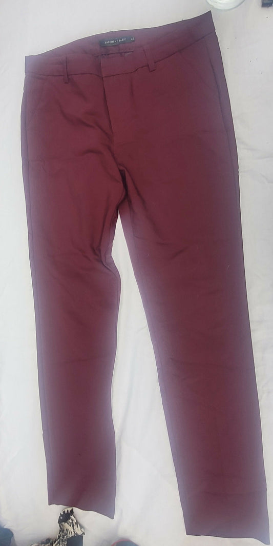 Pantalón Basement, burdeo, talla 42, impecable.