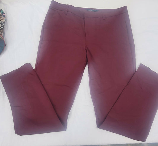 Pantalón Basement, burdeo, talla 42, impecable.