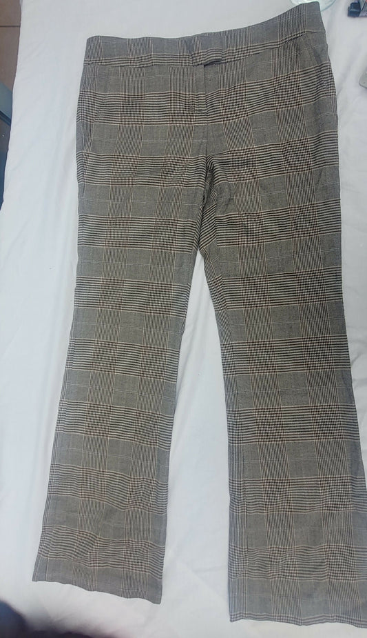 Pantalón Basement, talla 38, impecable