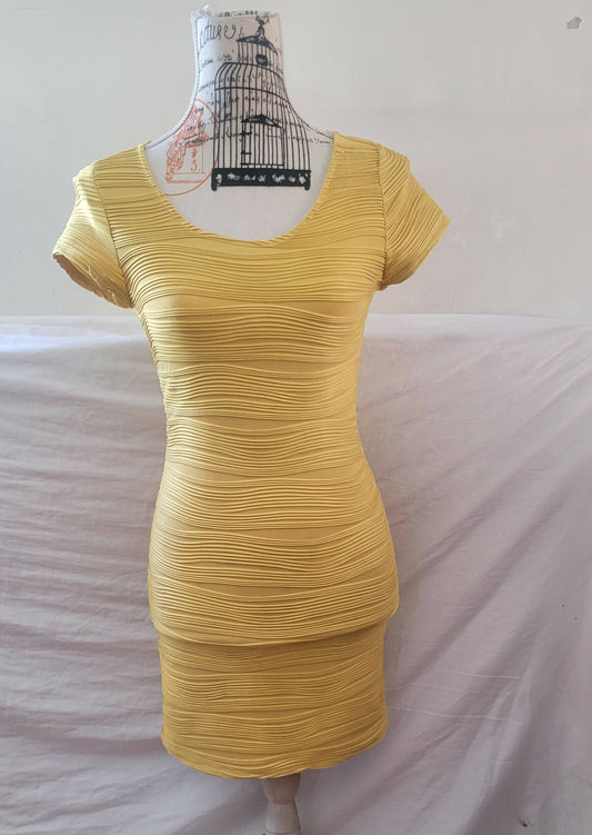 Vestido elasticado talla S color mostaza